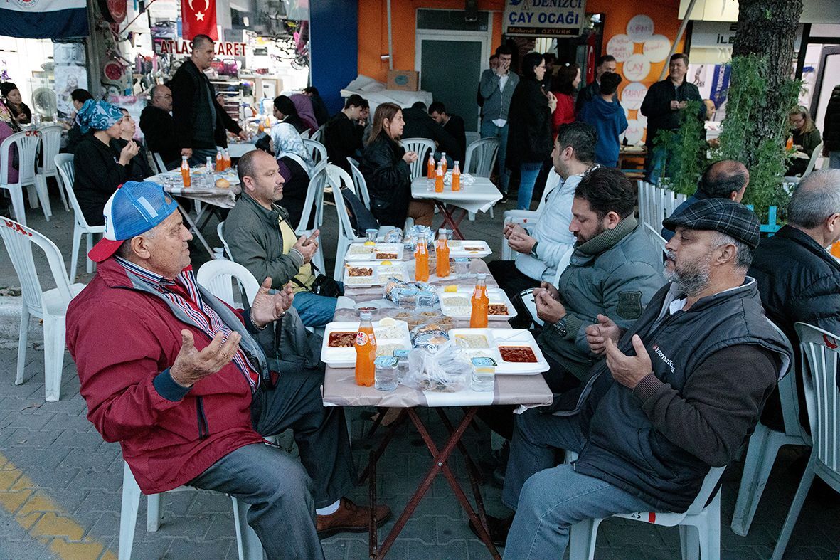 Çarşı Caddesi Esnaflarından İftar Yemeği (2)