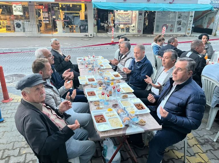 Çarşı Caddesi Esnaflarından İftar Yemeği (4)