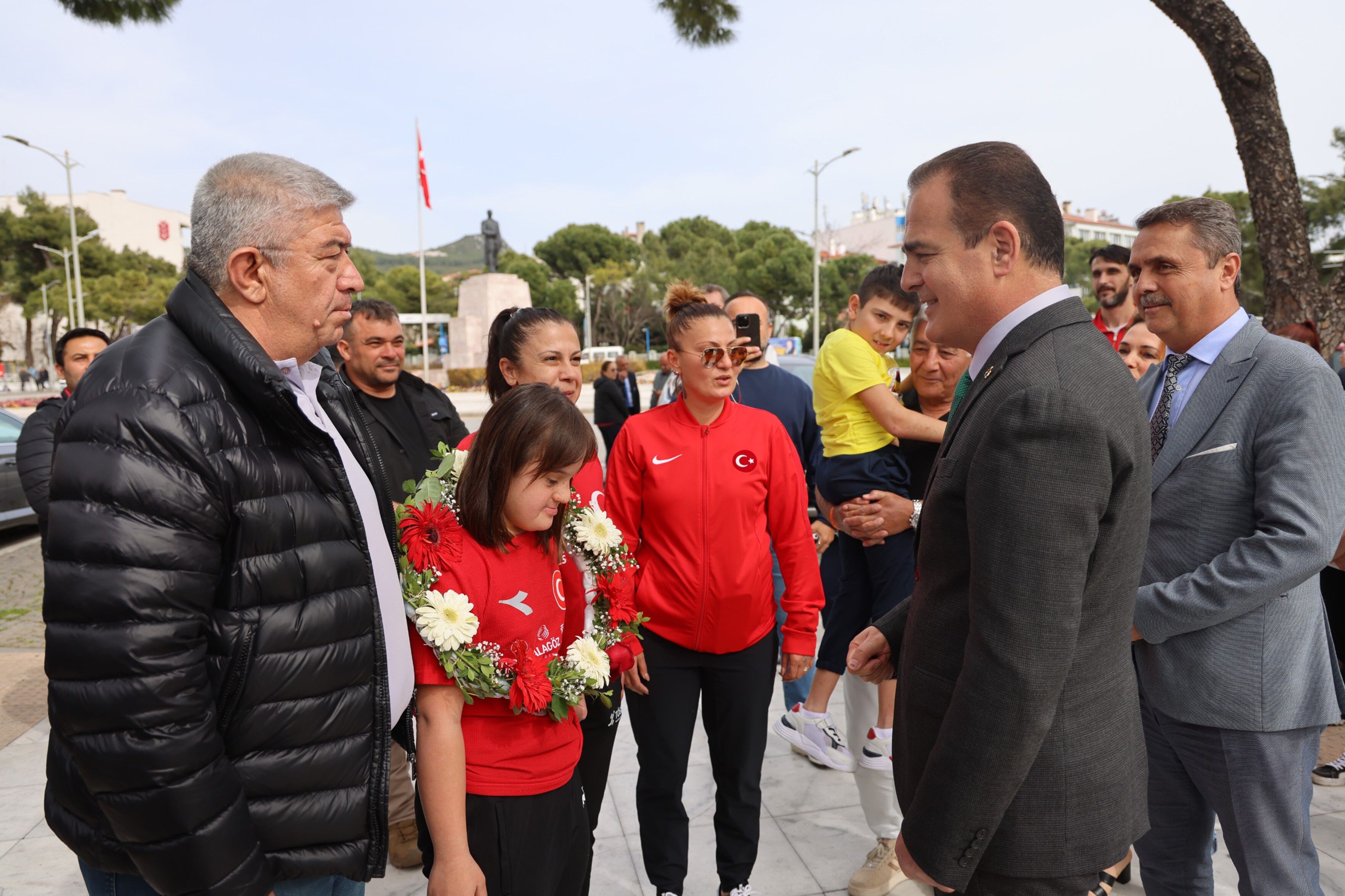 Dünya İkincisi Ve Üçüncüsü Milli Yüzücü Oral’a Özel Karşılama (4)