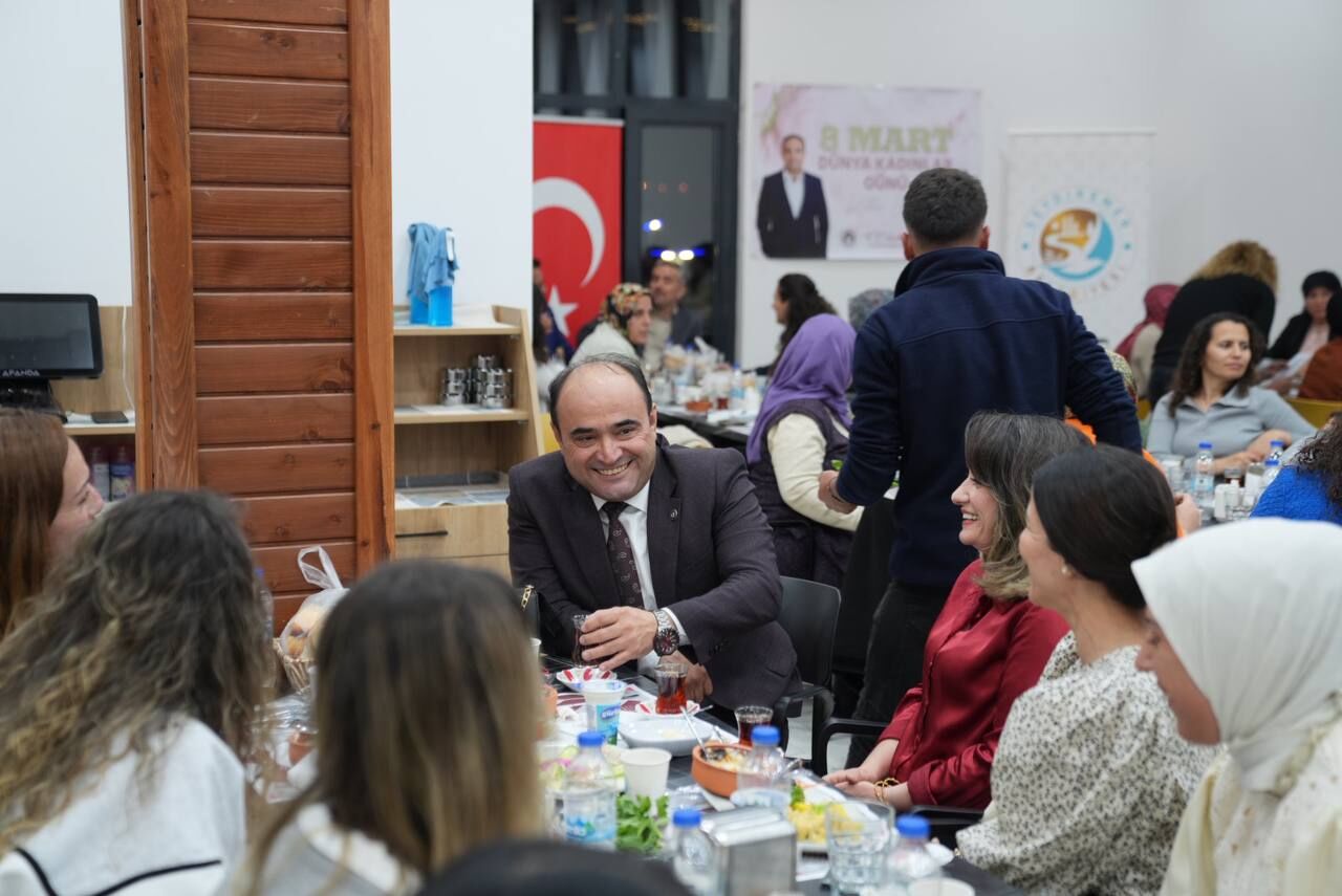 Başkan Akdenizli Belediyedeki Kadın Personelin Gününü Kutladı