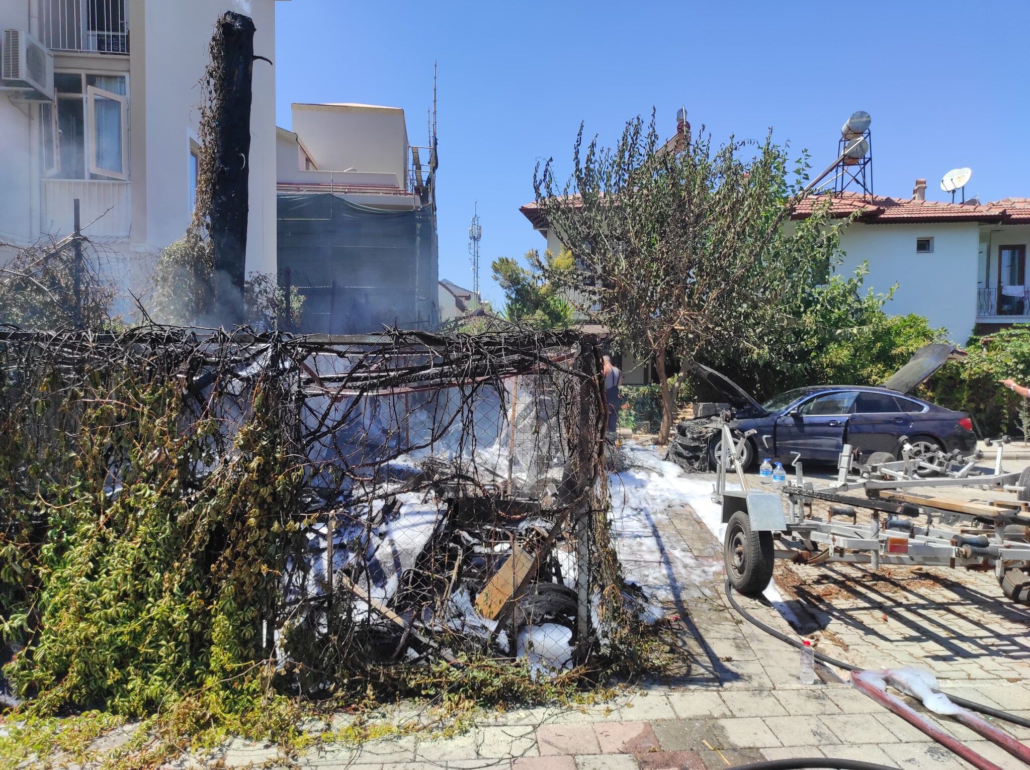 Fethiye’de Çıkan Yangında Depo Ve Araba Alevlere Teslim Oldu