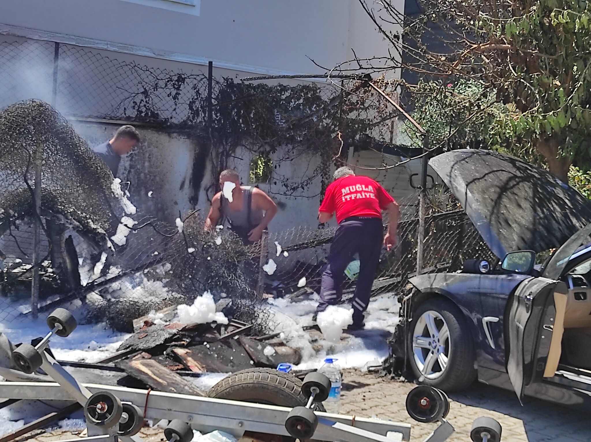 Fethiye’de Çıkan Yangında Depo Ve Araba Alevlere Teslim Oldu