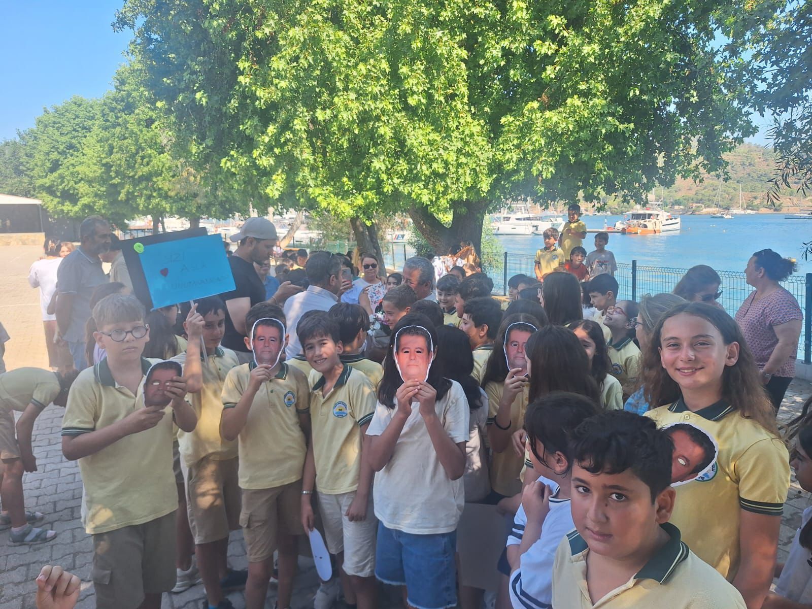 Fethiye’de 38 Yıllık Öğretmene Duygulandıran Veda: Öğrencilerinden Sürpriz