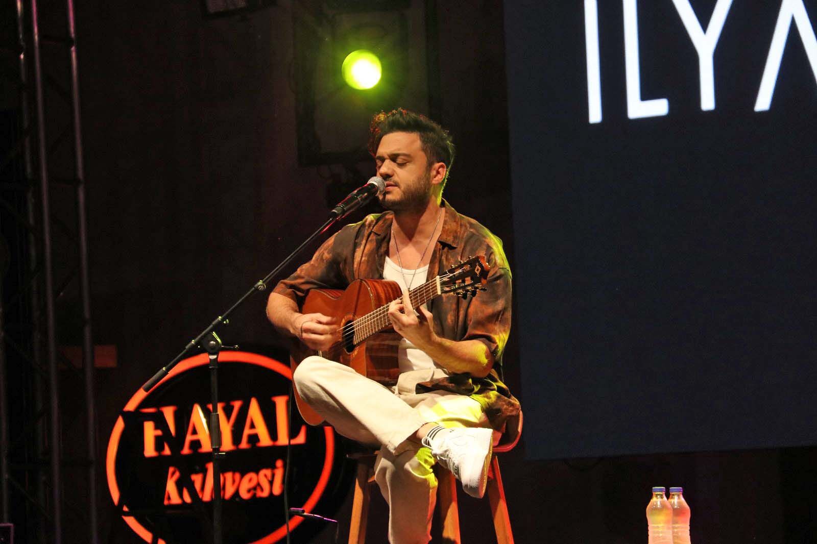 Hayal Kahvesi Fethiye’de İlyas Yalçıntaş Sahne Aldı