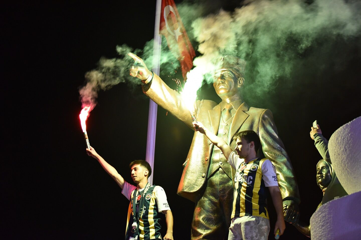 Fethiye Beşkaza Meydanı'nda Fenerbahçe Coşkusu