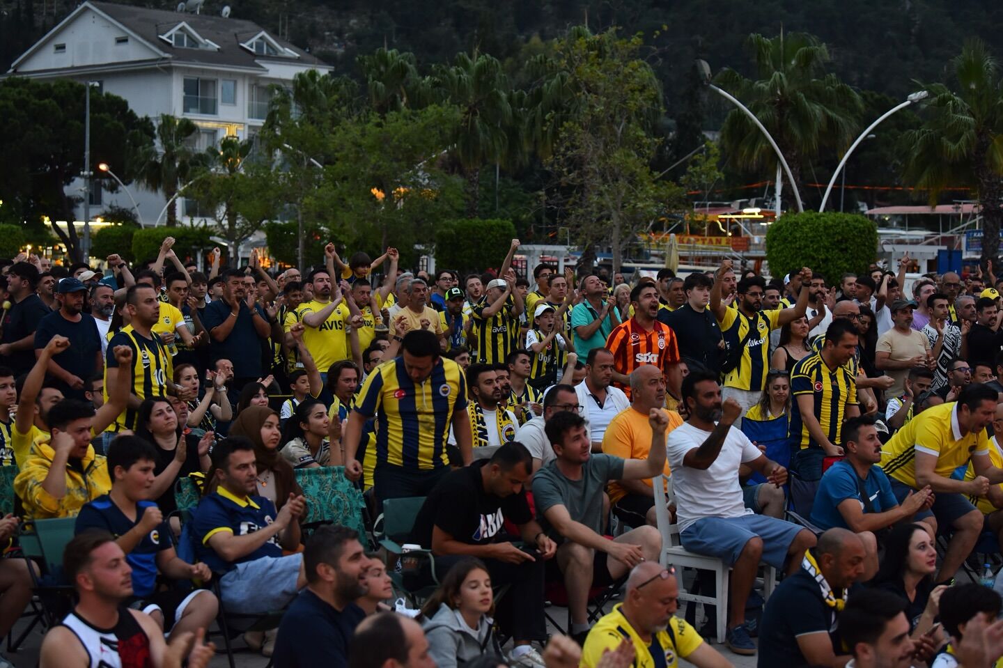 Fethiye Beşkaza Meydanı'nda Fenerbahçe Coşkusu