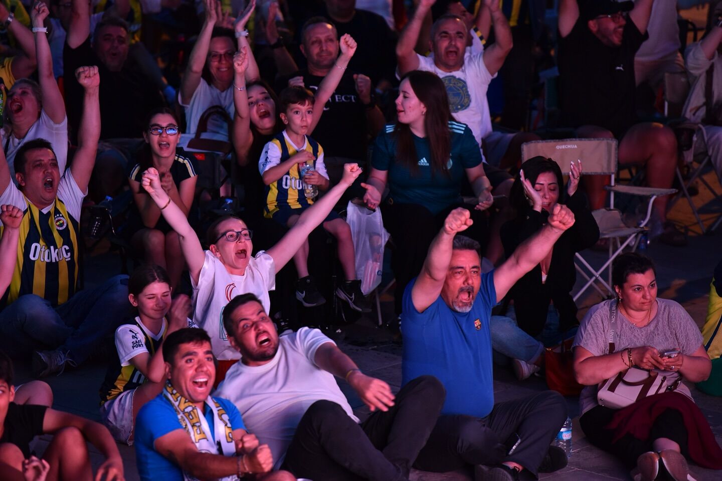 Fethiye Beşkaza Meydanı'nda Fenerbahçe Coşkusu