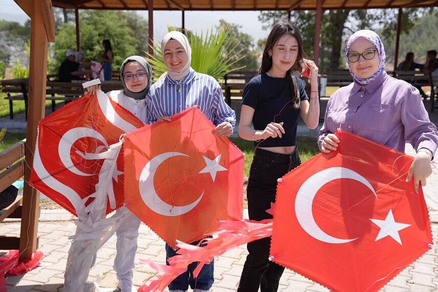 Seydikemer’de Gökyüzü Rengarenk Uçurtmalarla Süslendi