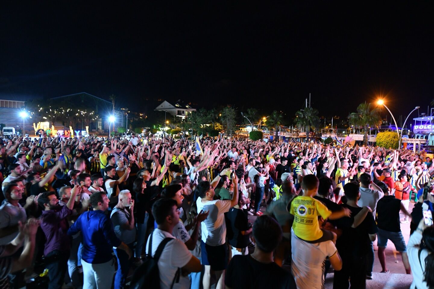 Fethiye Beşkaza Meydanı'nda Fenerbahçe Coşkusu
