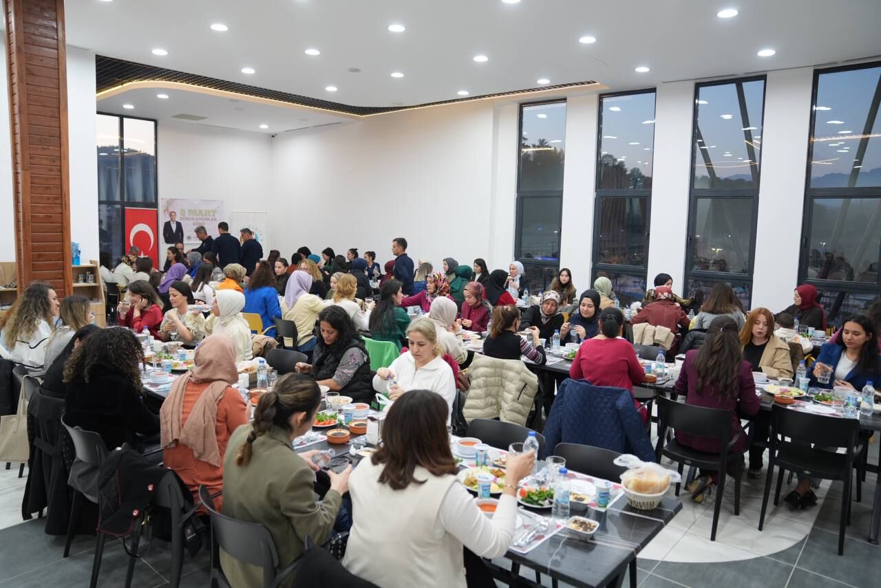 Başkan Akdenizli Belediyedeki Kadın Personelin Gününü Kutladı