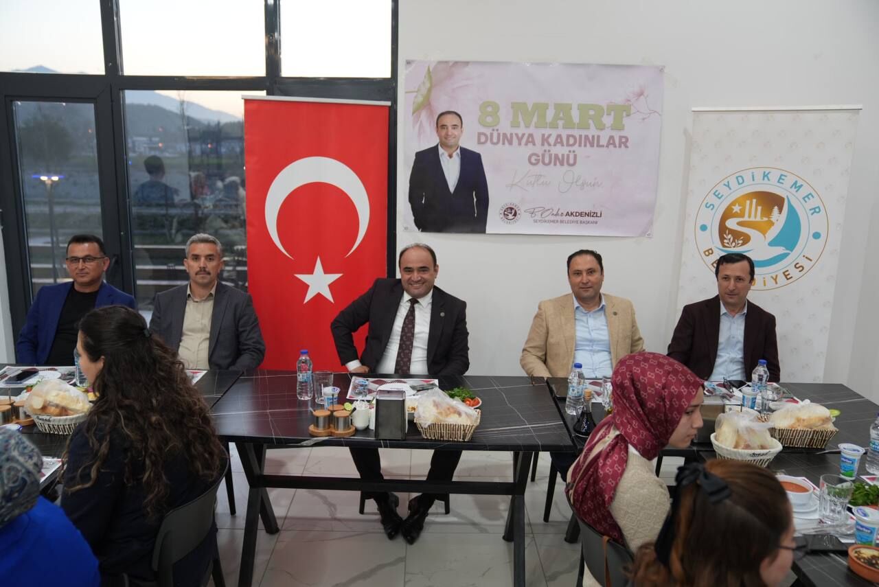 Başkan Akdenizli Belediyedeki Kadın Personelin Gününü Kutladı