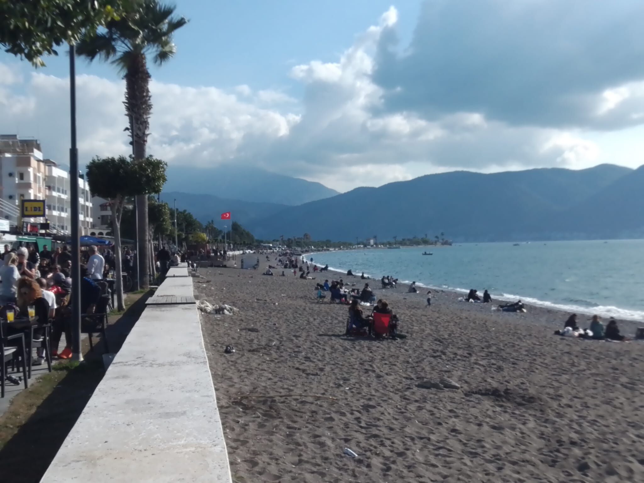 Fethiye'de Vatandaşlar Sahillere Akın Etti