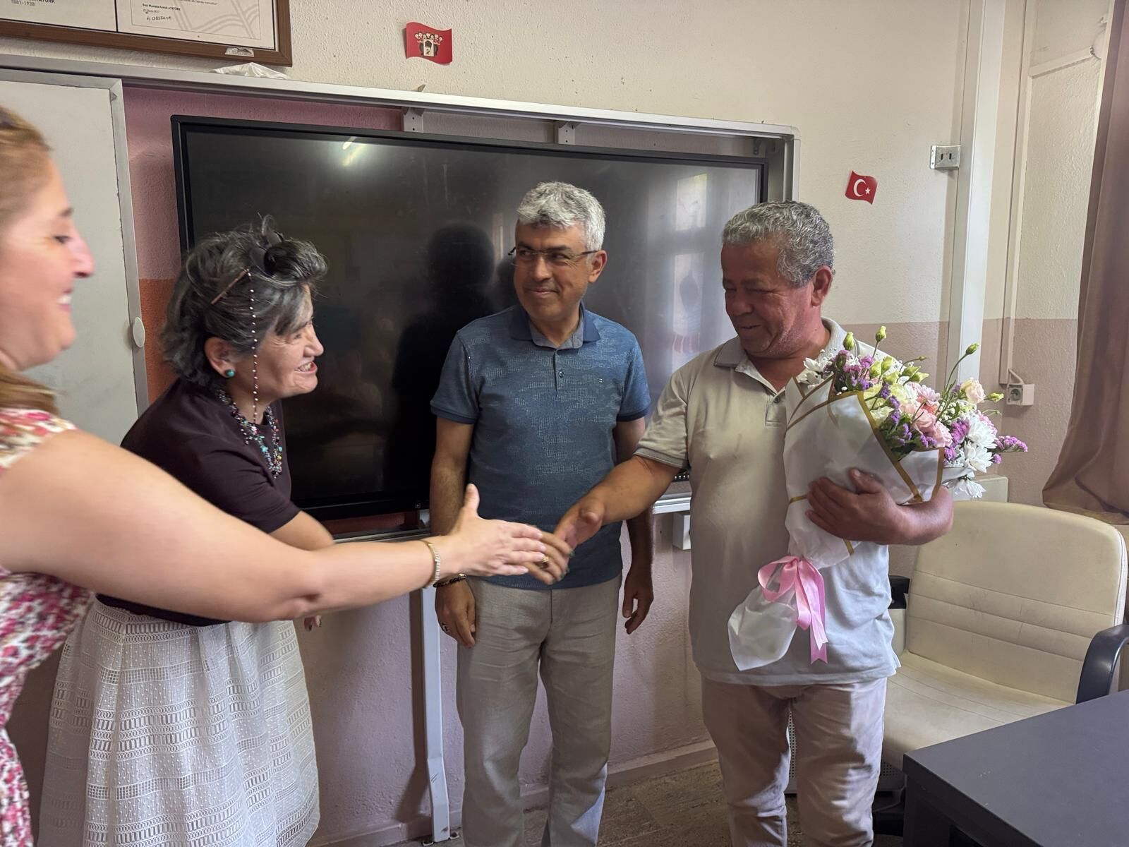 Fethiye’de 38 Yıllık Öğretmene Duygulandıran Veda: Öğrencilerinden Sürpriz