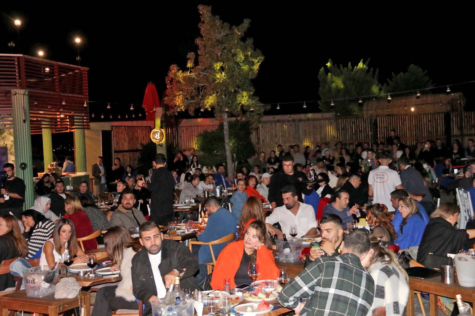 Hayal Kahvesi Fethiye’de İlyas Yalçıntaş Sahne Aldı