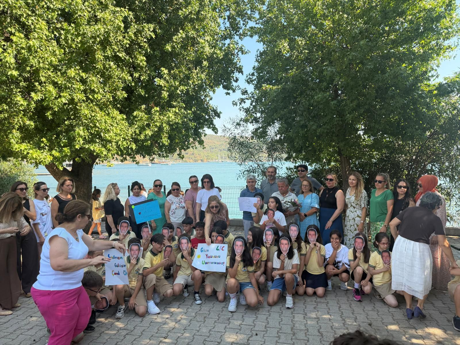 Fethiye’de 38 Yıllık Öğretmene Duygulandıran Veda: Öğrencilerinden Sürpriz