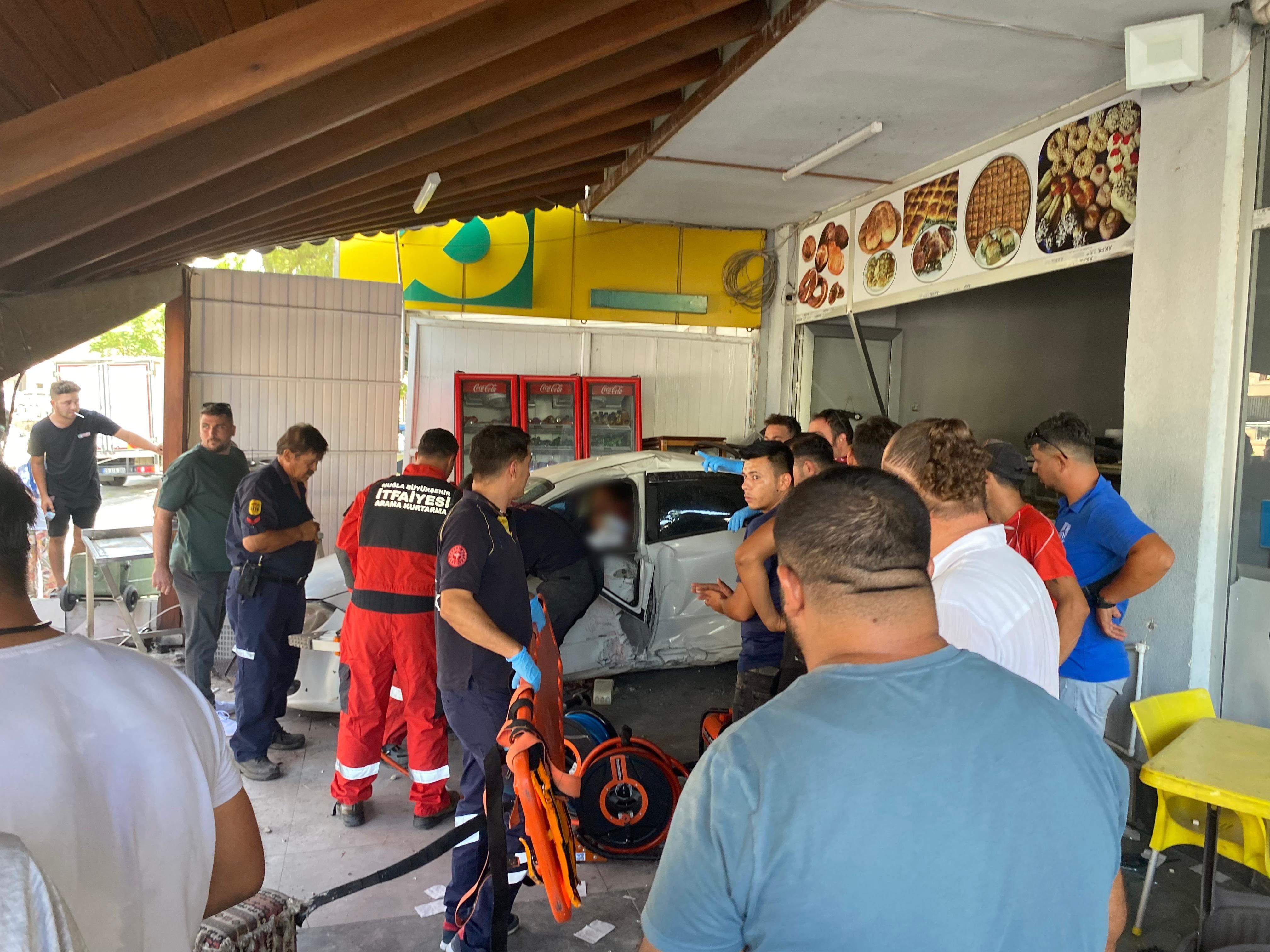 Kontrolden Çıkan Otomobil Önce Aydınlatma Direğine Sonra Fırına Daldı