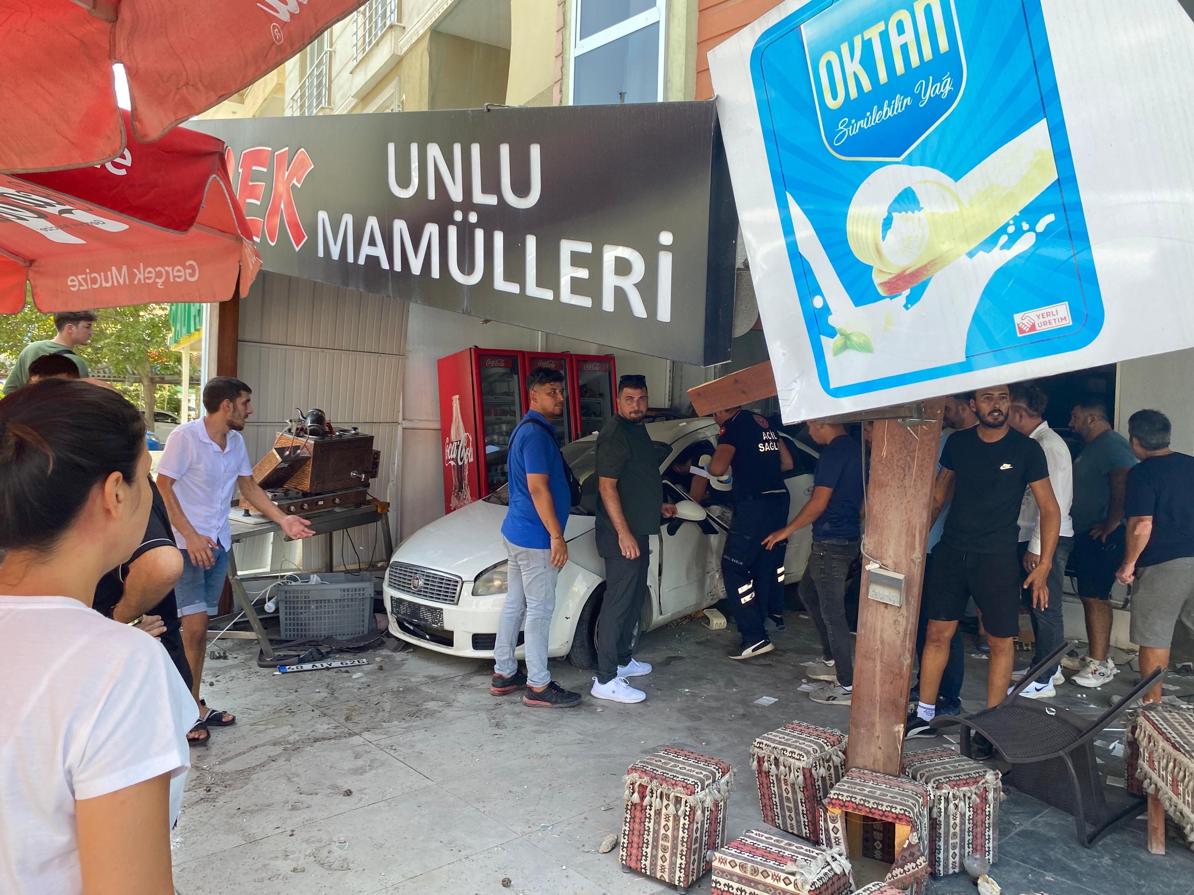 Kontrolden Çıkan Otomobil Önce Aydınlatma Direğine Sonra Fırına Daldı