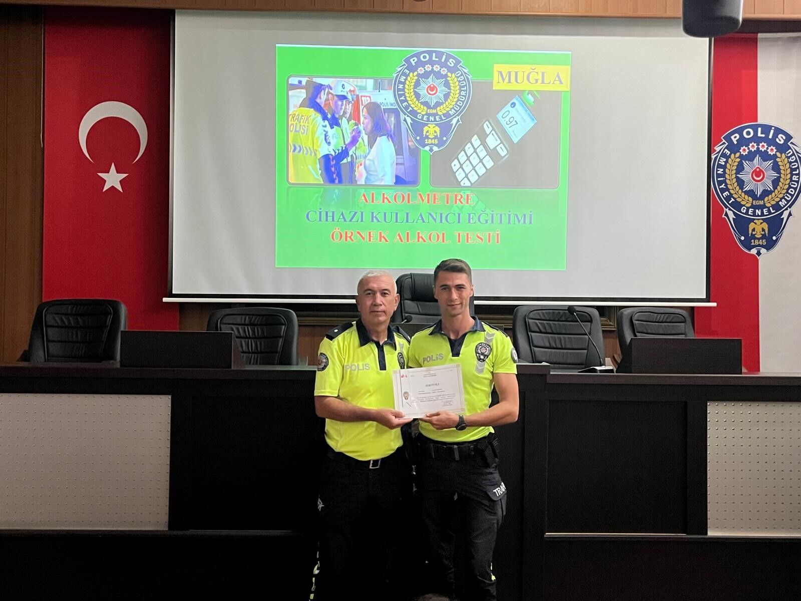 İl Emniyet Müdürlüğü'nden Trafik Polislerine Alkolmetre Kullanım Eğitimi