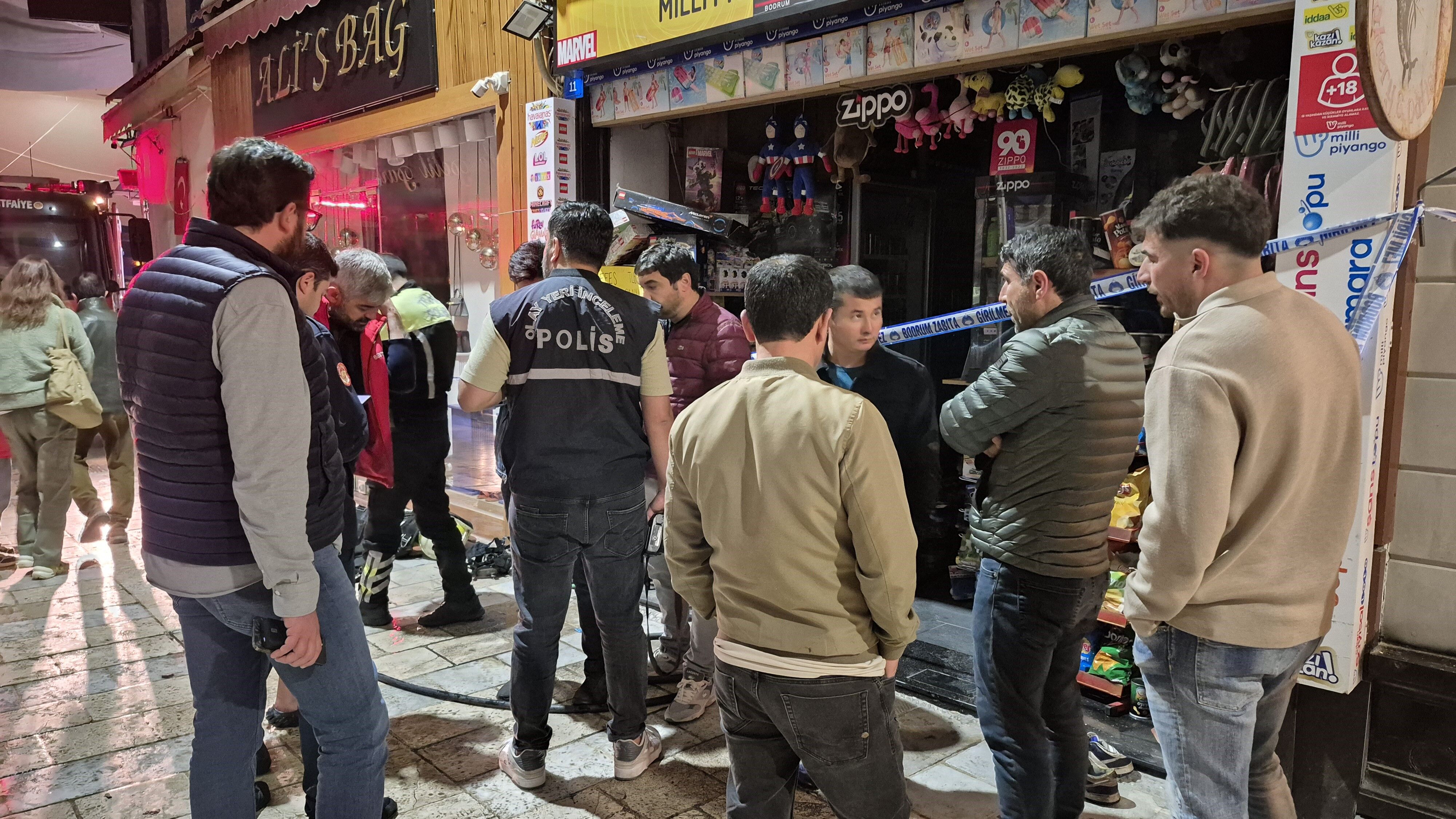 Cinnet Geçiren Şahıs Kardeşinin Bulunduğu Marketi Ateşe Verdi