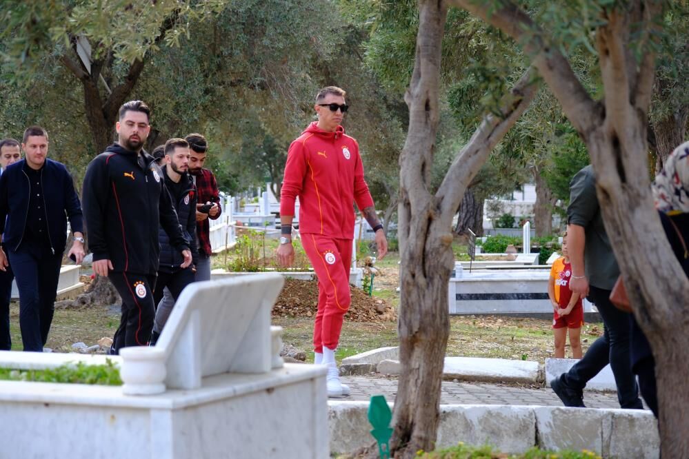 Galatasaray Yönetimi Ve Futbolcular, Yiğit Kurt'un Mezarını Ziyaret Etti