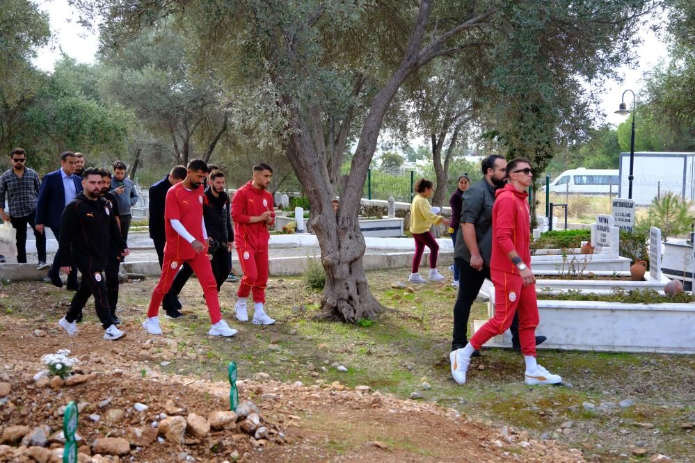Galatasaray Yönetimi Ve Futbolcular, Yiğit Kurt'un Mezarını Ziyaret Etti