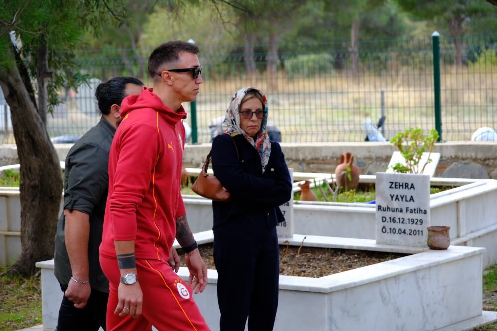 Galatasaray Yönetimi Ve Futbolcular, Yiğit Kurt'un Mezarını Ziyaret Etti