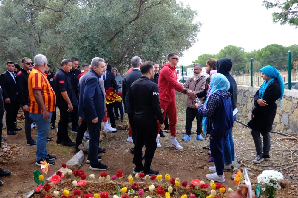 Galatasaray Yönetimi Ve Futbolcular, Yiğit Kurt'un Mezarını Ziyaret Etti