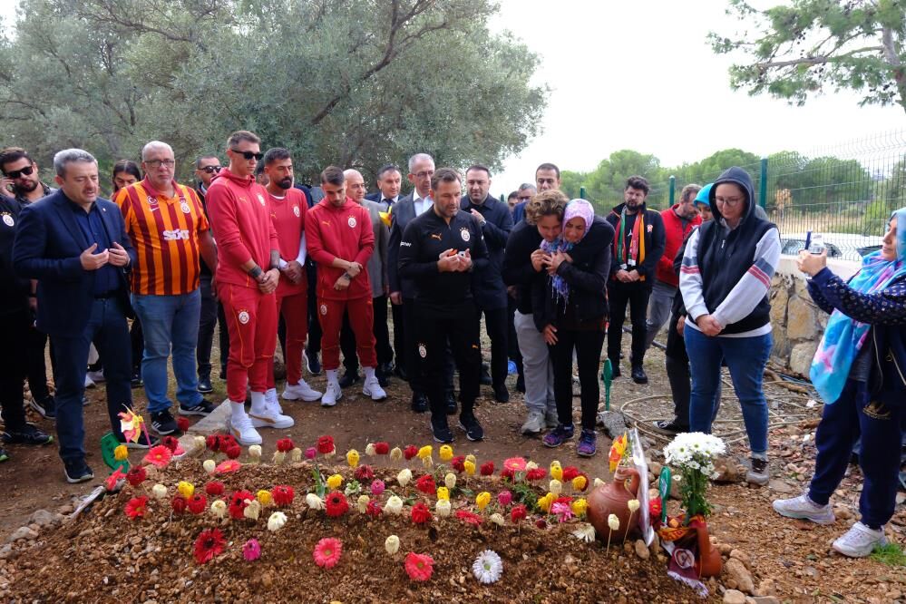 Galatasaray Yönetimi Ve Futbolcular, Yiğit Kurt'un Mezarını Ziyaret Etti