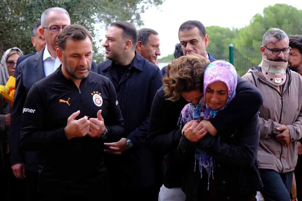 Galatasaray Yönetimi Ve Futbolcular, Yiğit Kurt'un Mezarını Ziyaret Etti