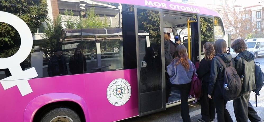 Mor Otobüsler Ve Mor Duraklar Hizmete Giriyor