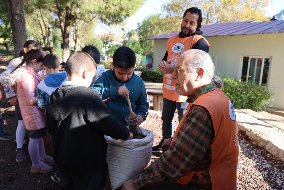 Marmaris'te Minik Eller Toprakla Buluştu