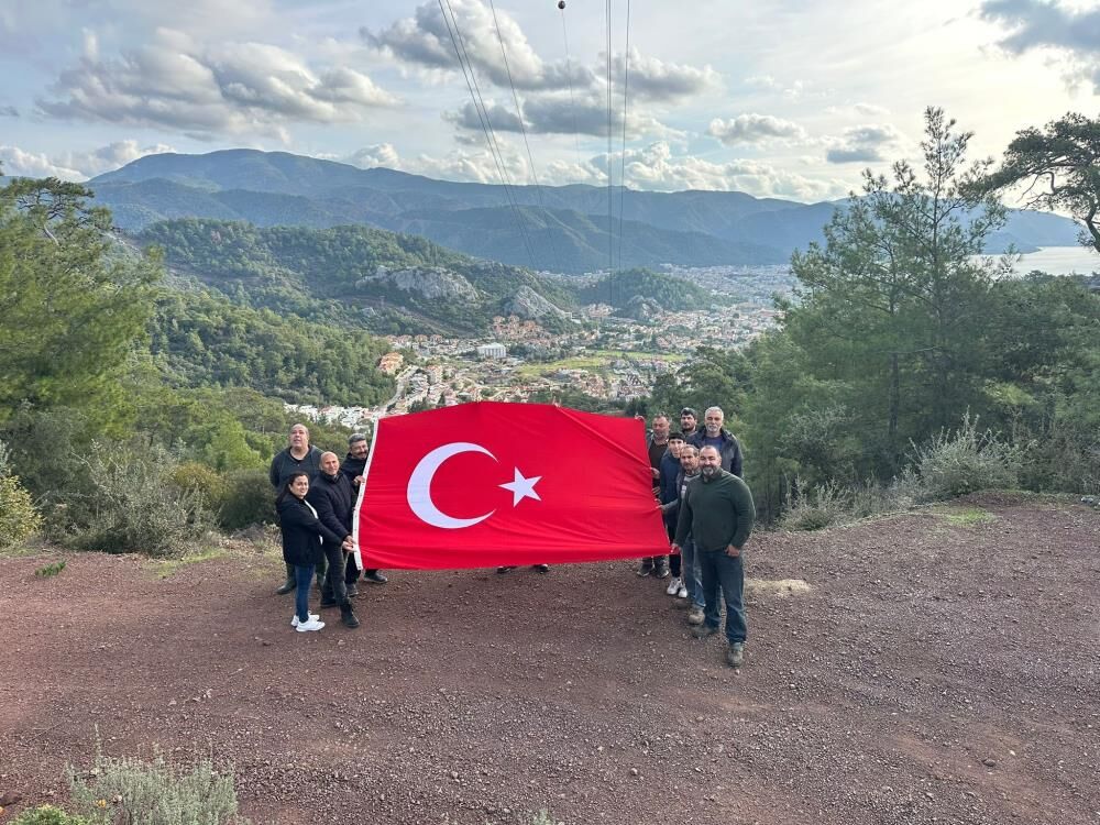 Marmaris’in Dört Mahalle Muhtarından Türk Bayrağına Vefa