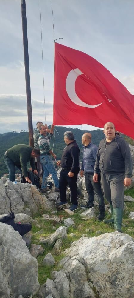 Marmaris’in Dört Mahalle Muhtarından Türk Bayrağına Vefa