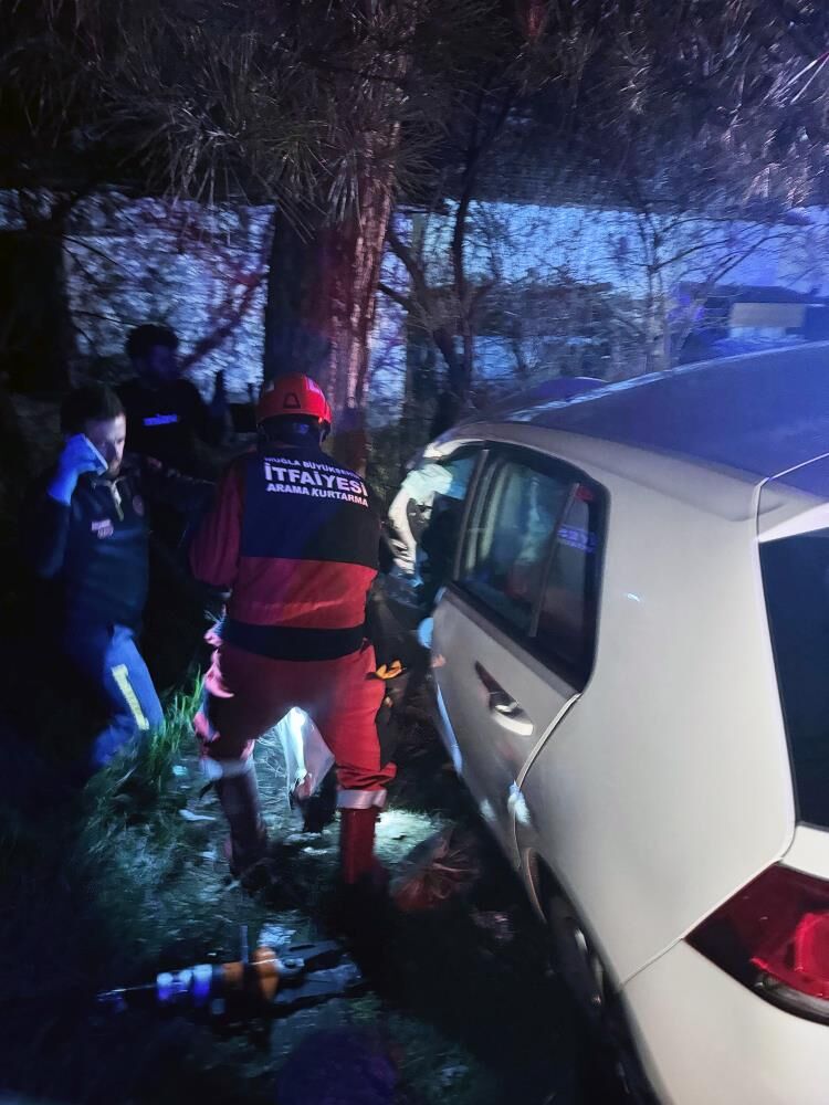 Araçta Sıkışan Sürücüyü İtfaiye Ekipleri Kurtardı