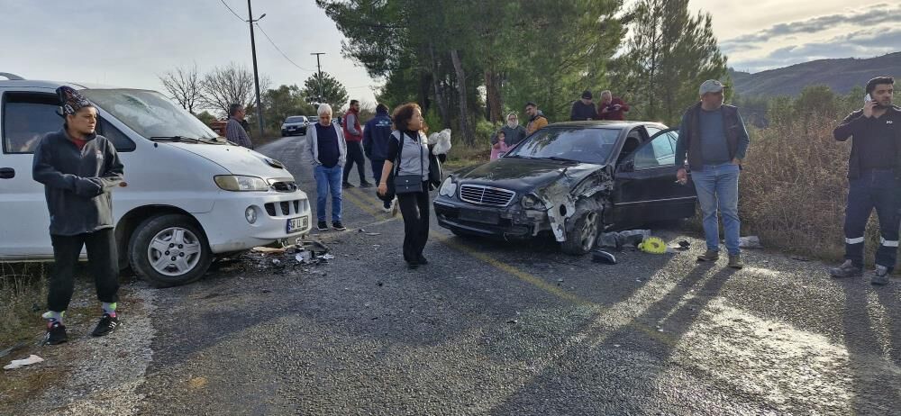 Milas'ta Minibüs İle Otomobil Çarpıştı: 3 Yaralı