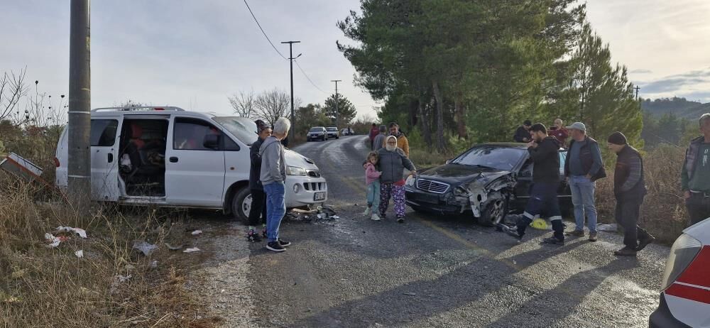 Milas'ta Minibüs İle Otomobil Çarpıştı: 3 Yaralı