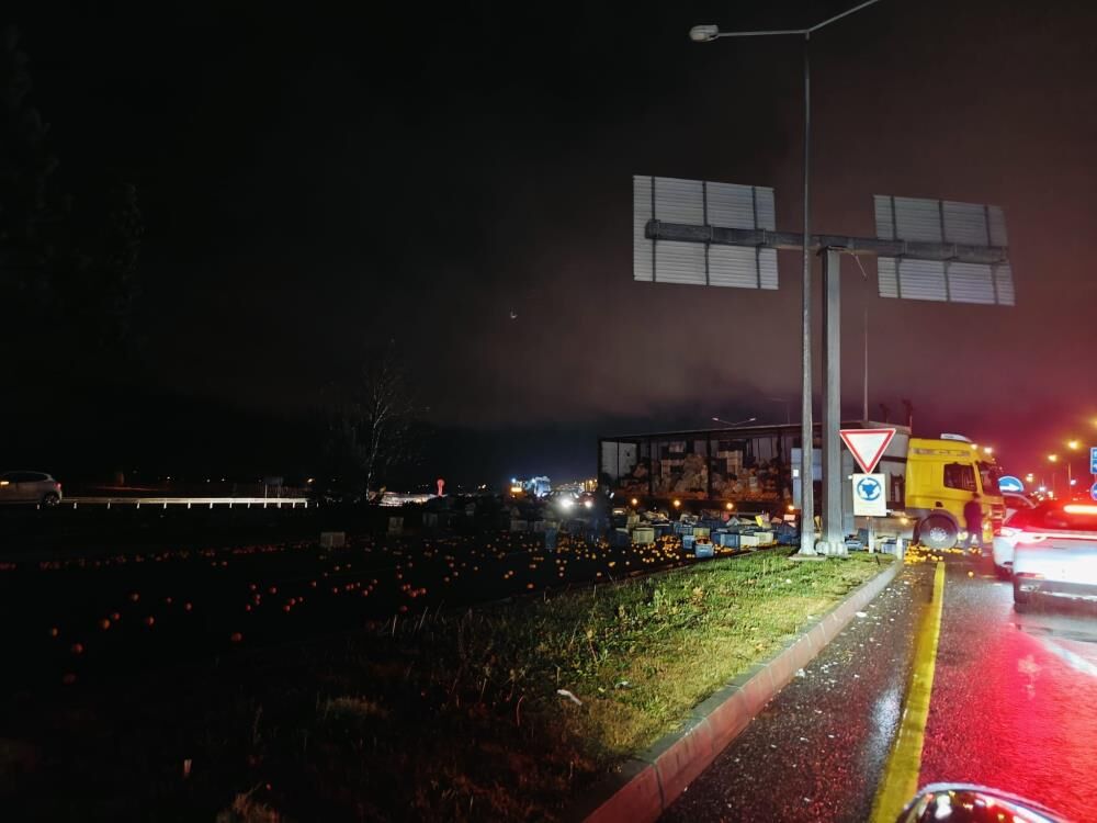 Tırdaki Tonlarca Narenciye Yola Savruldu