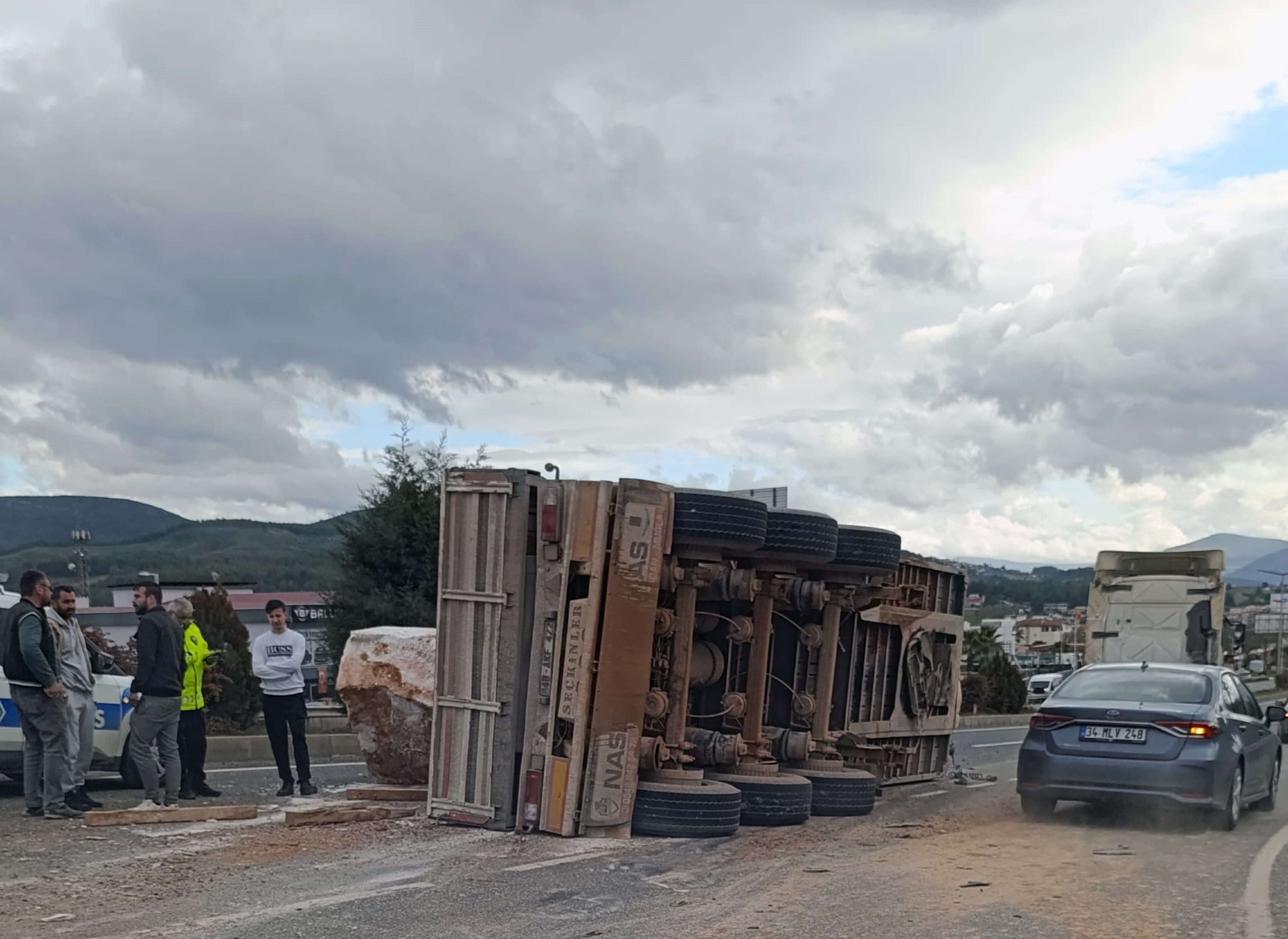 Mermer Blok Taşıyan Tır’ın Dorsesi Karayoluna Devrildi