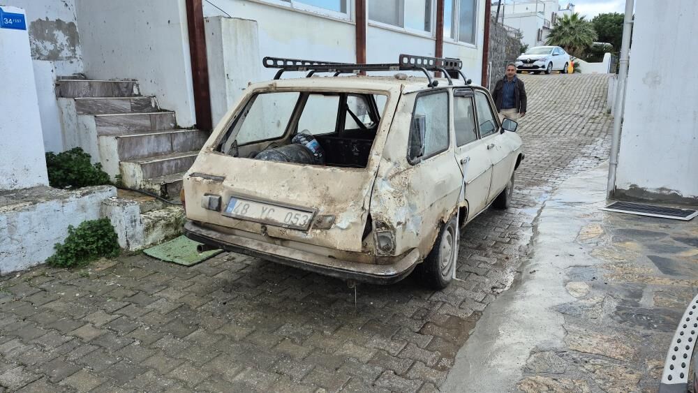 Duvar Otomobilin Üzerine Yıkıldı