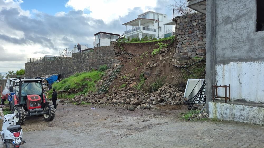 Duvar Otomobilin Üzerine Yıkıldı
