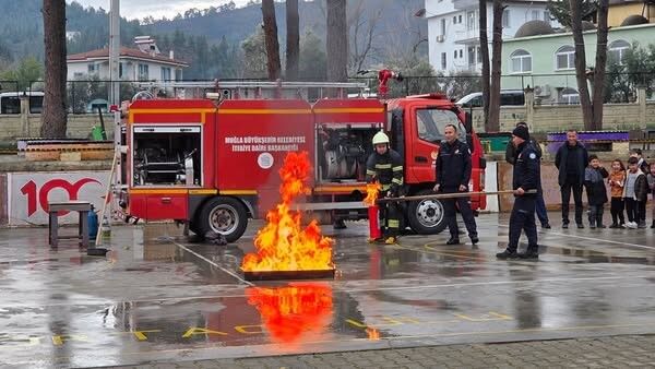 Seydikemer'de Öğrencilere Yönelik Yangın Ve Deprem Tatbikatı Gerçekleştirildi