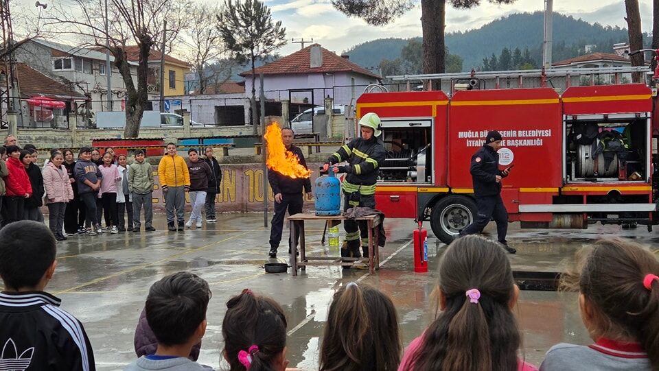 Seydikemer'de Öğrencilere Yönelik Yangın Ve Deprem Tatbikatı Gerçekleştirildi