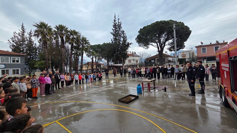 Seydikemer'de Öğrencilere Yönelik Yangın Ve Deprem Tatbikatı Gerçekleştirildi