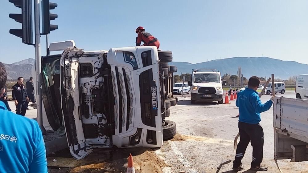 Doğalgaz Yüklü Tır Devrildi: 1 Yaralı