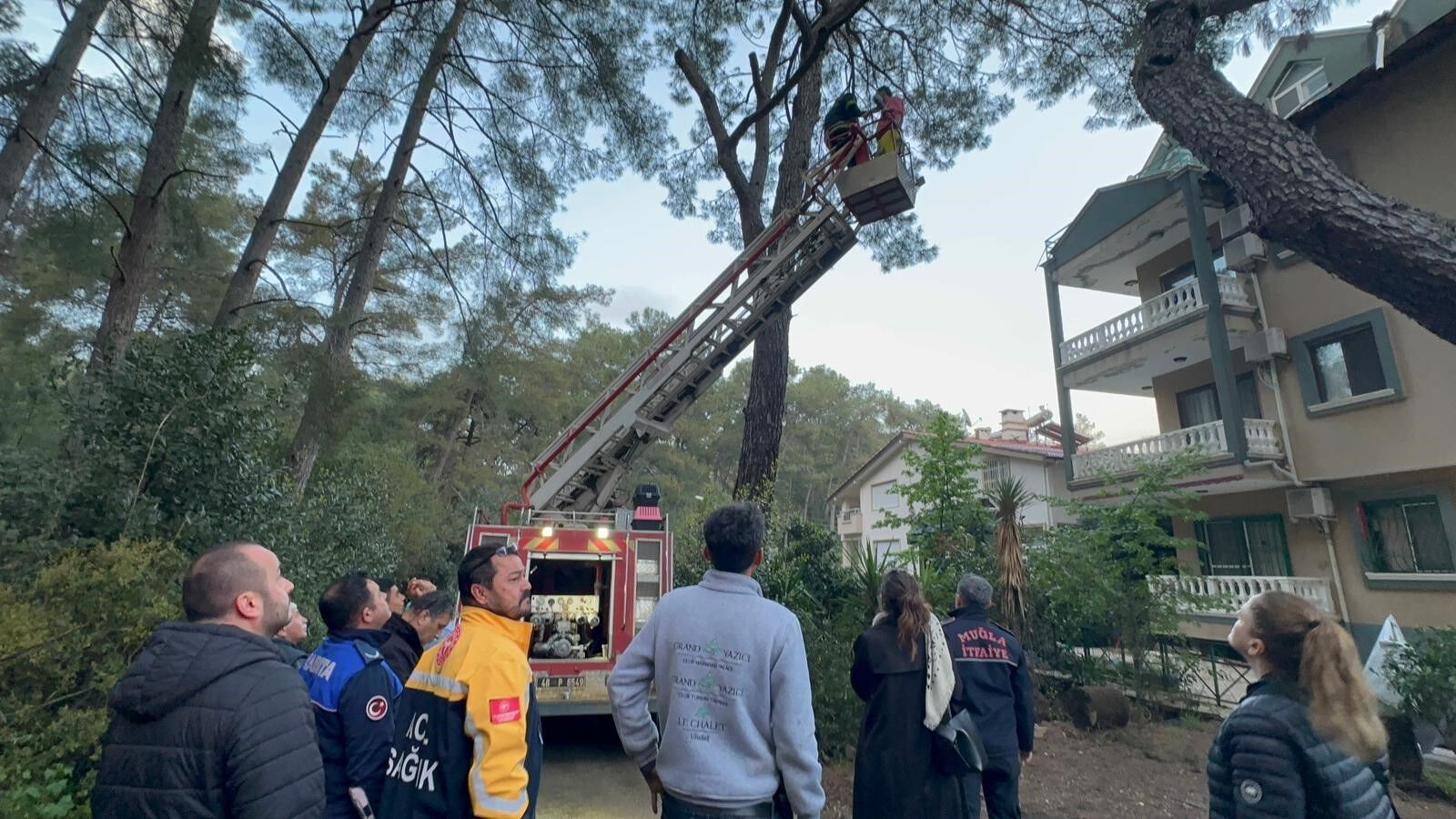 Marmaris'te Çatı Katı Yangını: Mahsur Kalan Bir Kişi Kurtarıldı