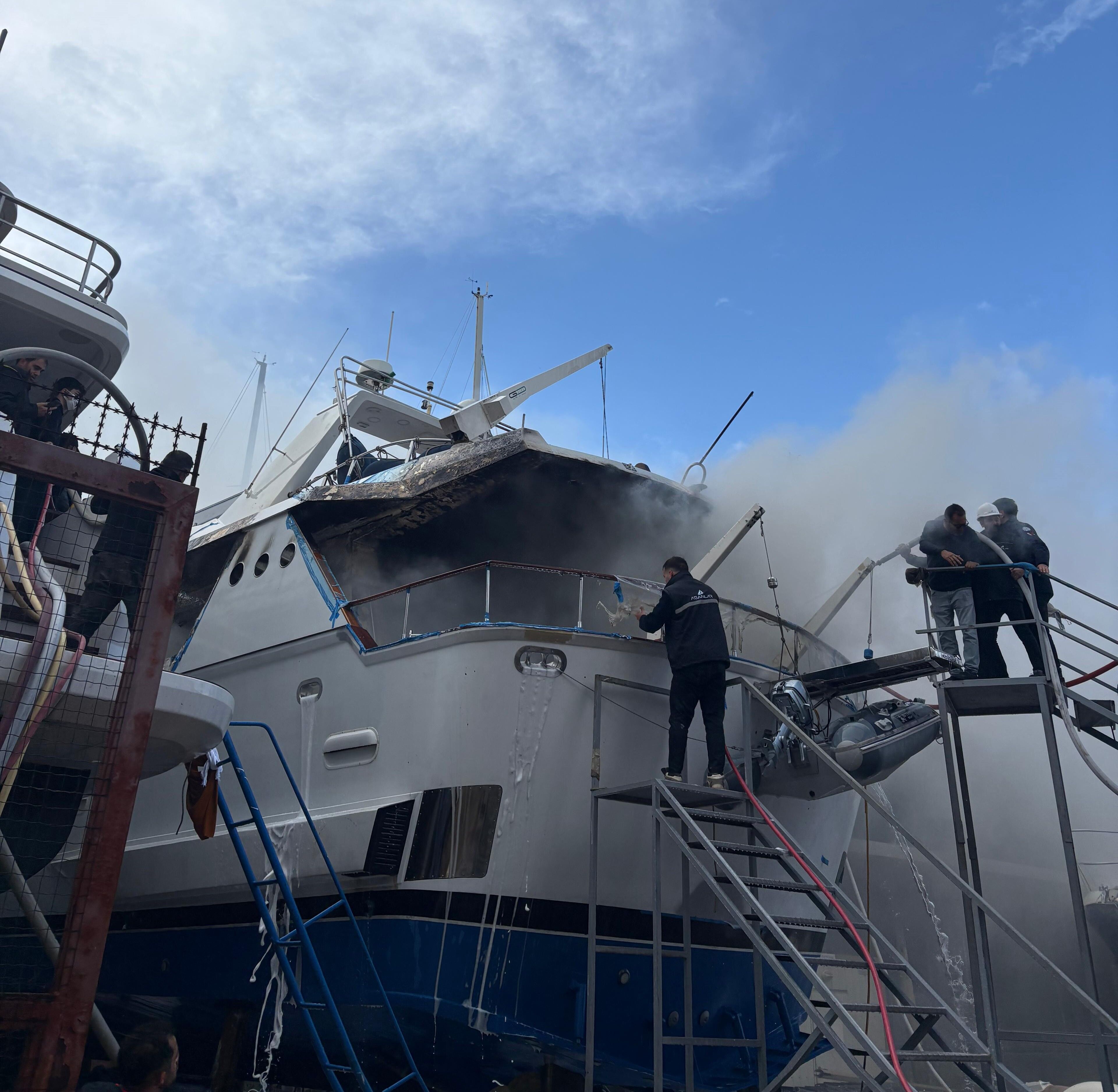 Bodrum'da Sadri Şener'in Motoryatında Yangın Çıktı
