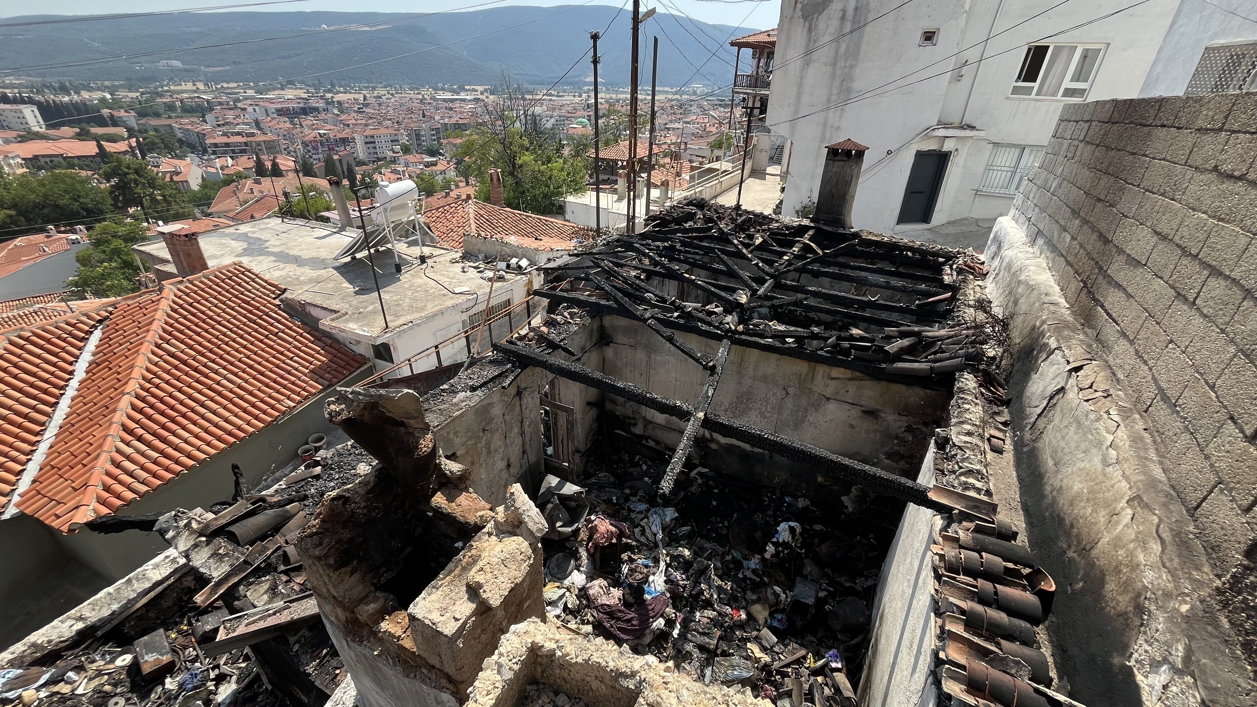 Menteşe’de Küle Dönen Evleri İçin İki Kardeş Yardım Bekliyor