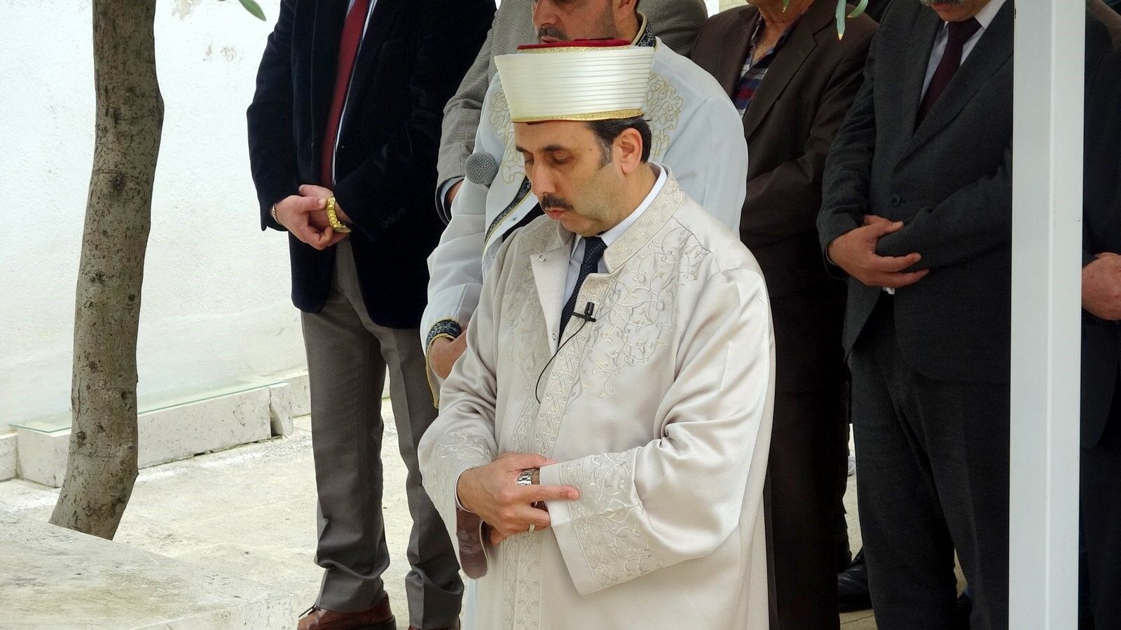 Hayatını Kaybeden Öğrenciler Ve Öğretmen İçin Gıyabi Cenaze Namazı Kılındı