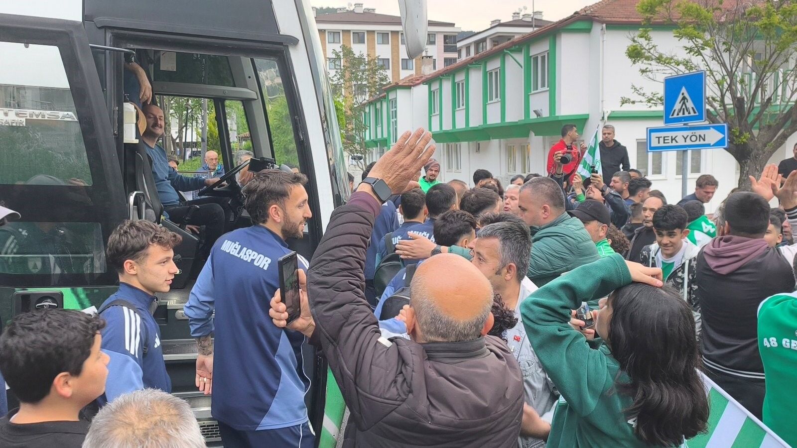 Muğlaspor’a Taraftarlardan Meşaleli Karşılama