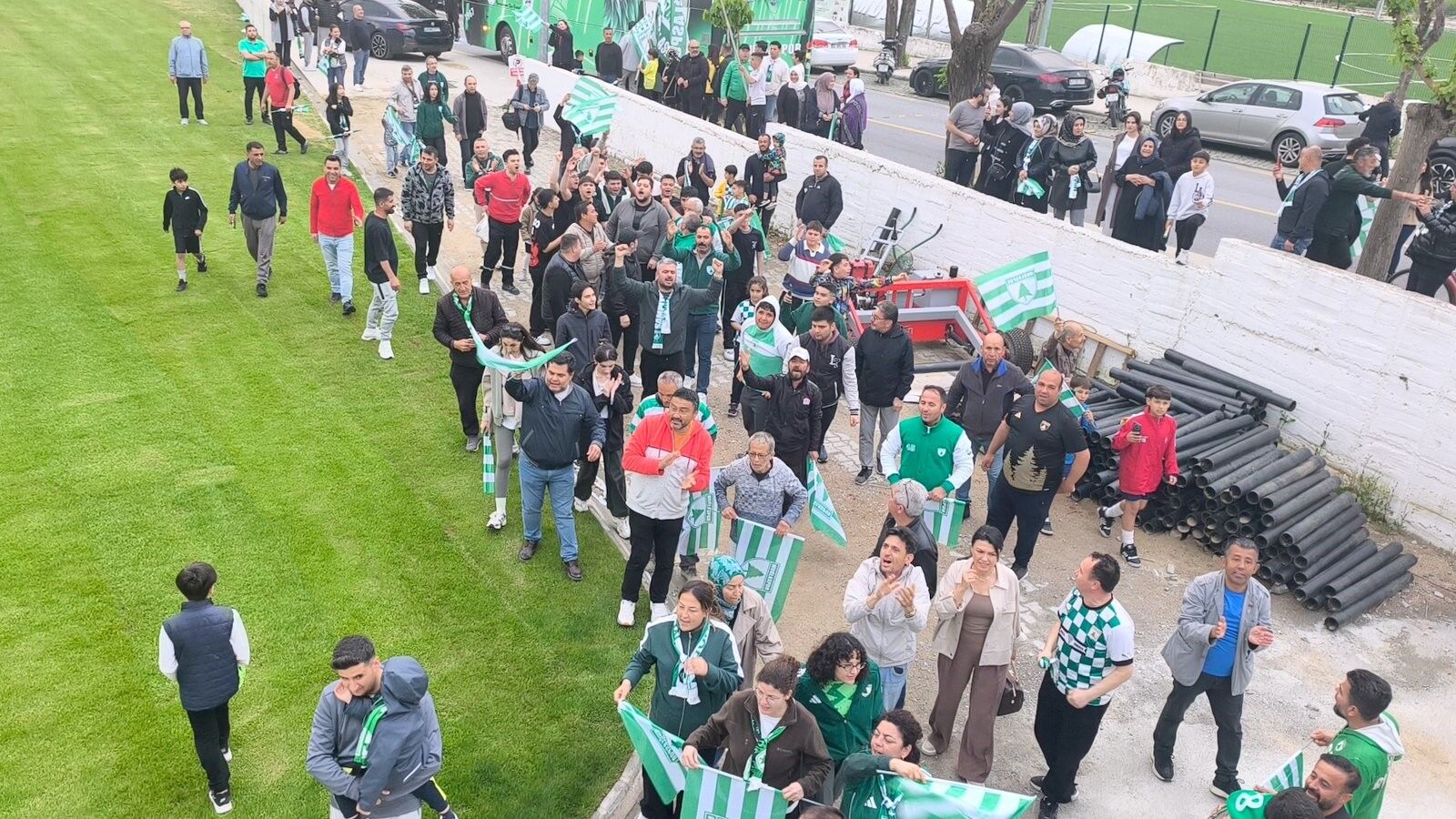 Muğlaspor’a Taraftarlardan Meşaleli Karşılama